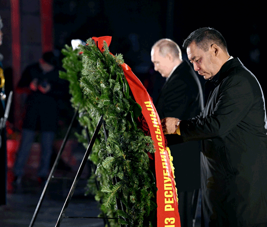 Президенты почтили память и возложили венки к Вечному огню
