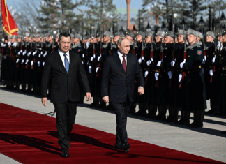 Президент России поприветствовал почетный караул на кыргызском языке