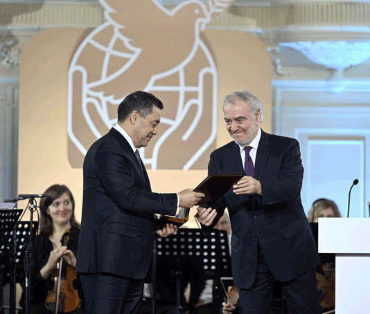 Президент Садыр Жапаров награжден Международной премией мира им. Л.Н. Толстого