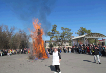 Солнечные блины и огненное прощание с зимой