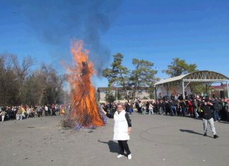 Солнечные блины и огненное прощание с зимой