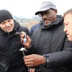 Кому достанется урожай? Фермерам или саранче?