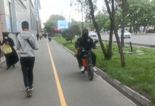 Тротуары повышенной опасности – пешеходы мешают самокатам