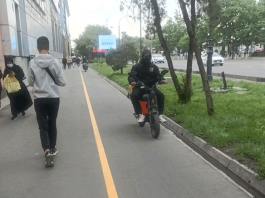 Тротуары повышенной опасности – пешеходы мешают самокатам