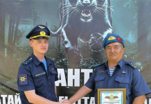 Военные авиабазы «Кант» поздравили главу Союза десантников Кыргызстана